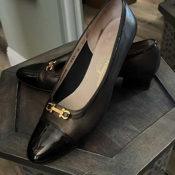 🛑 1 hour sale. Salvatore Ferragamo, size 8, Black & Gold Heels; Elegant Design - Picture 11 of 11